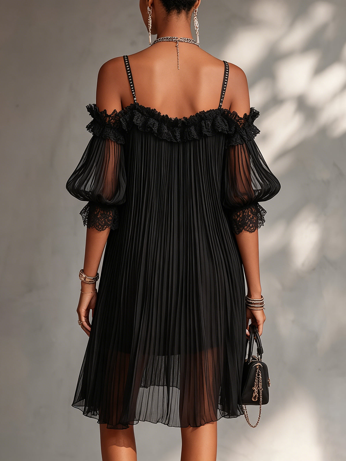 VICTORIA | MINIVESTIDO NEGRO DE MUSELINA CON HOMBROS AL DESCUBIERTO Y BORDES DE ENCAJE