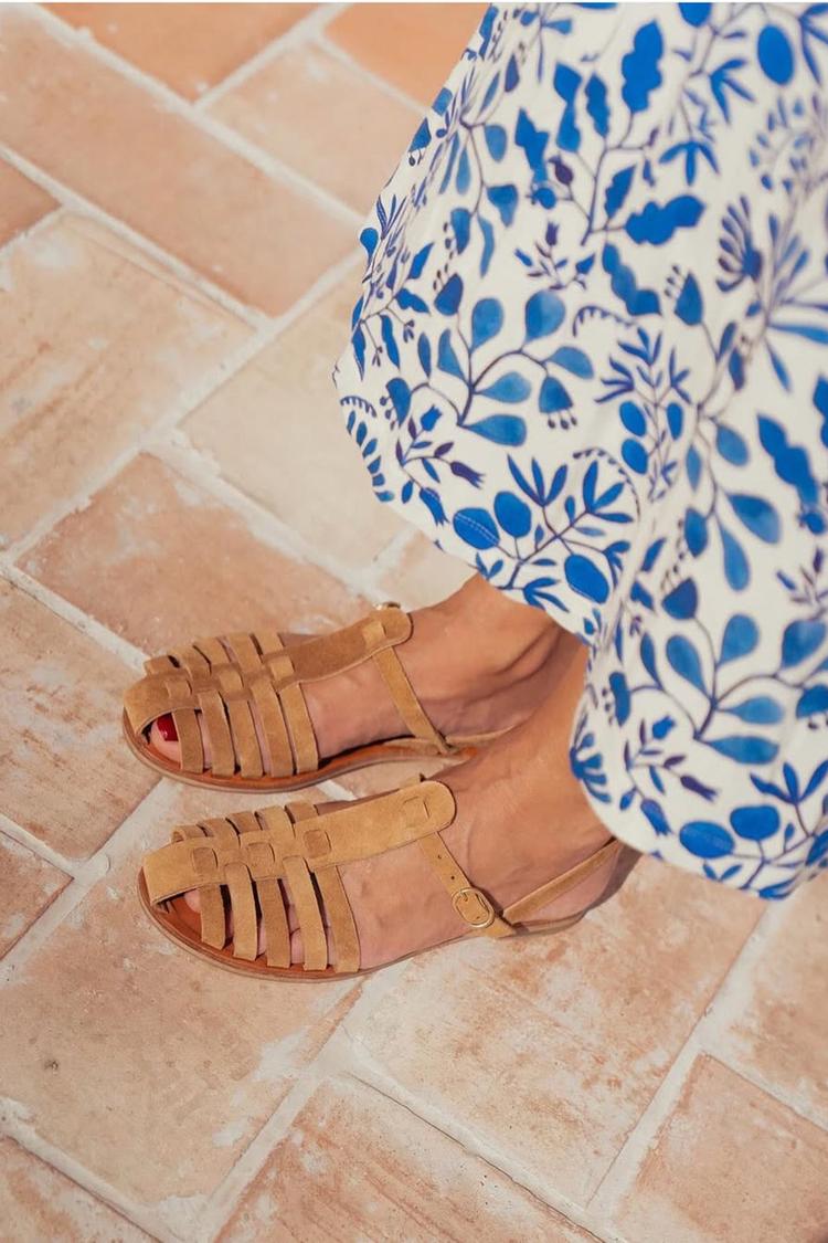 Sandalias cut-out esenciales caqui de punta redonda con hebilla y tira en T