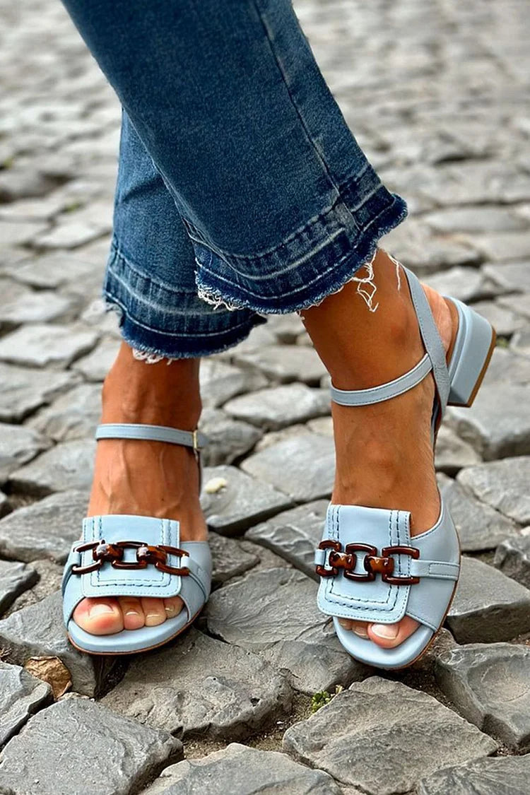 Tacones bajos azul con cadena metálica y costuras a la vista