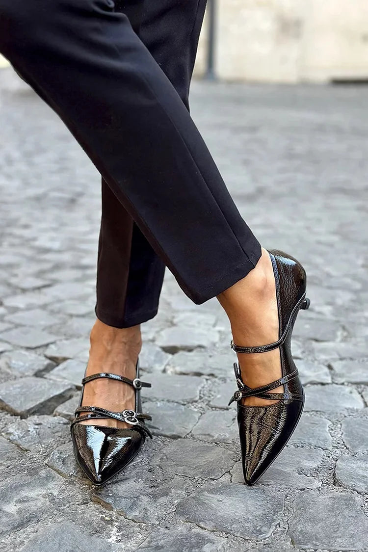 Tacones de aguja negros en punta con tiras múltiples y hebillas