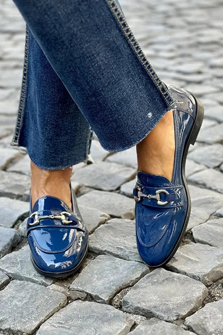Mocasines metalizados azul marino de punta redonda con hebilla