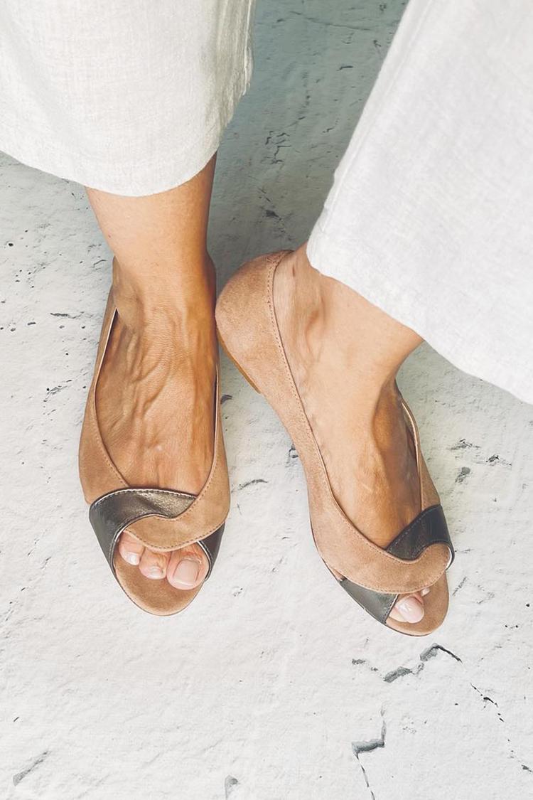 Sandalias peep toe color block marrón con banda retorcida