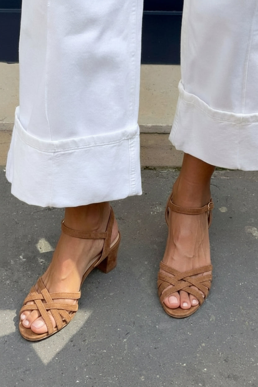 Sandalias de ante camel con hebilla al tobillo y tiras cruzadas