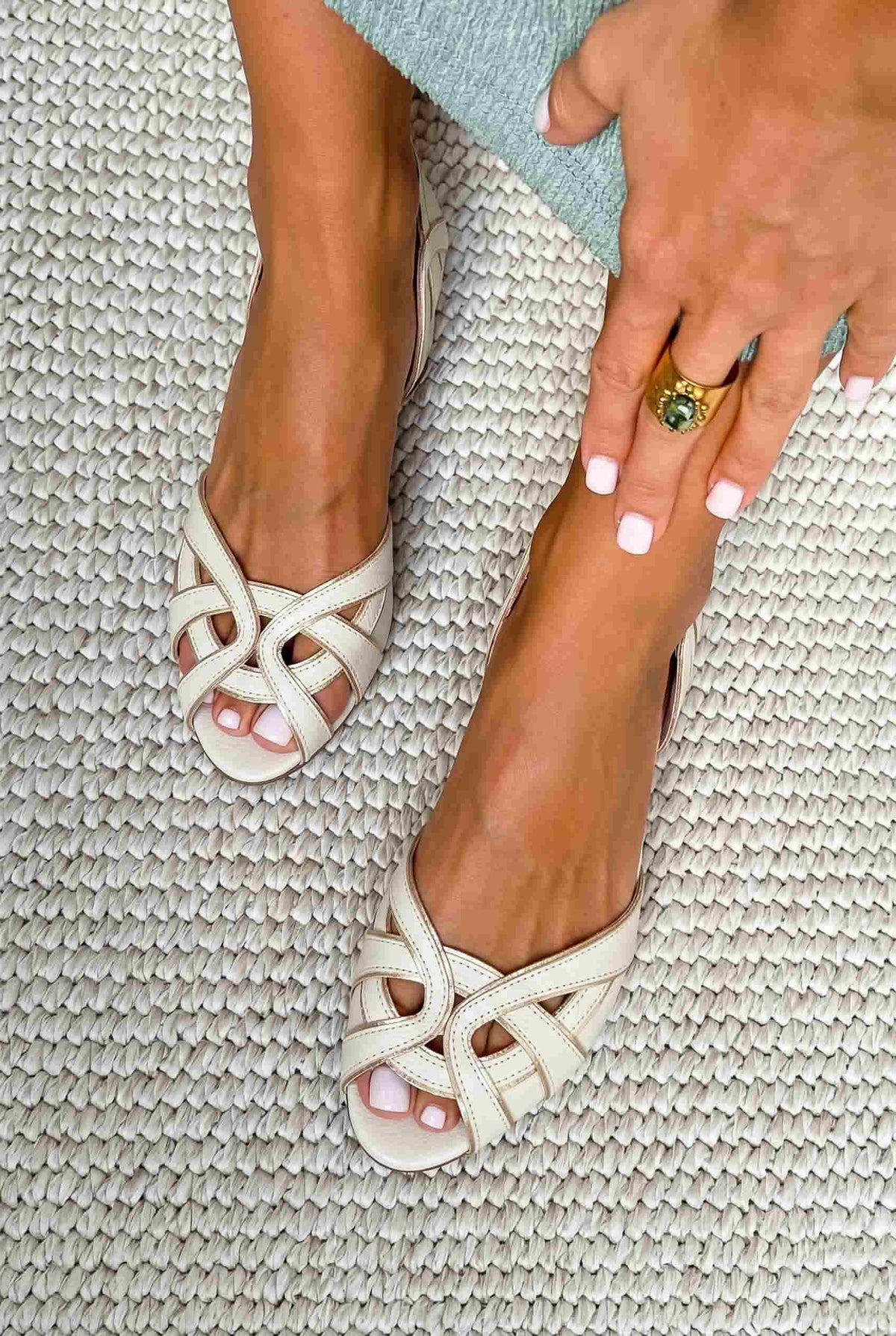 Sandalias slingback cut-out peep toe bajas blanco con tiras