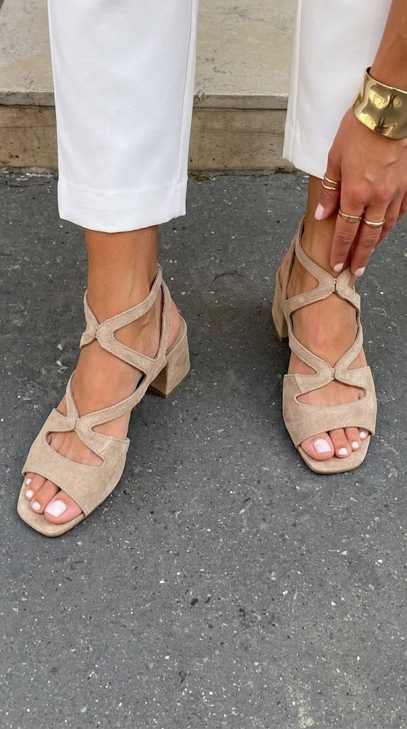 Tacones de bloque de ante beige de punta cuadrada con tiras