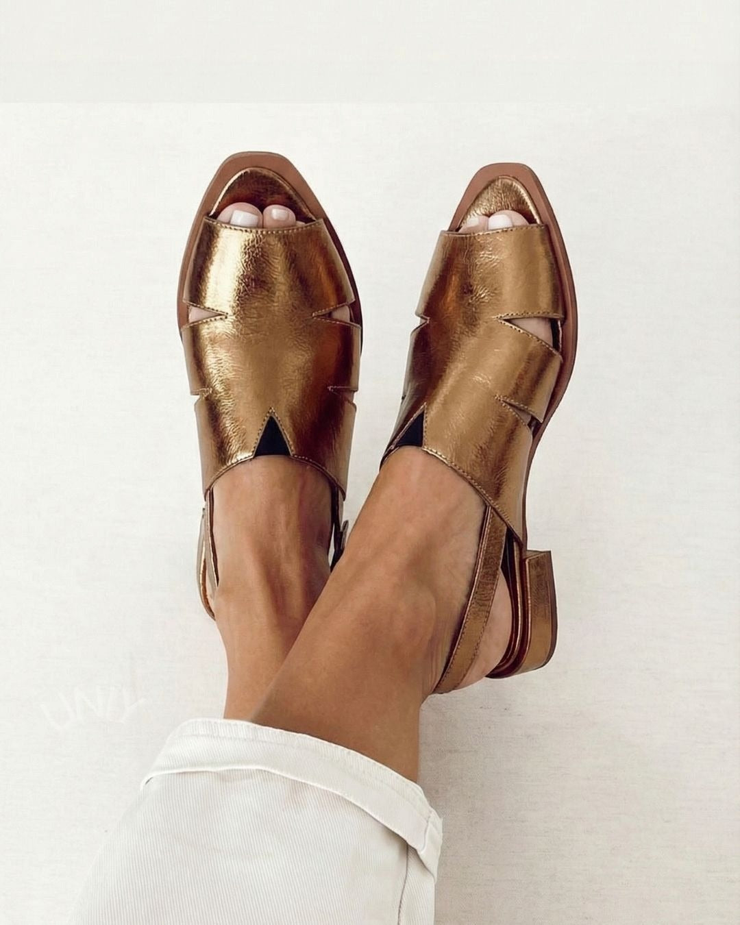 Sandalias slingback cut-out peep toe metalizadas bajas oro