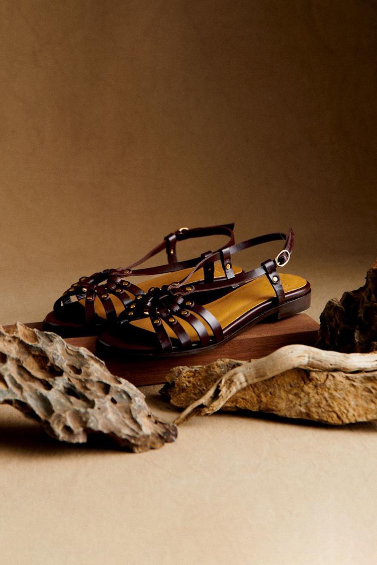 Sandalias cut-out peep toe marrón oscuro con tachuelas metálicas
