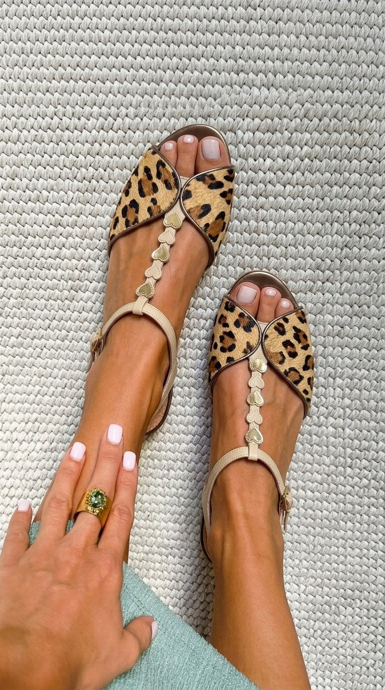 Sandalias peep toe estampado de leopardo Oro en potro con tira en T y corazón