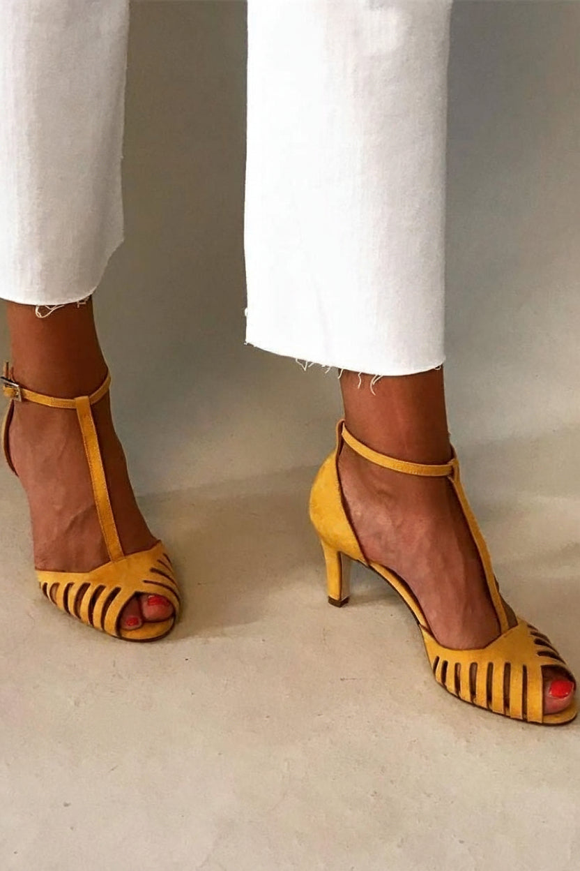 Sandalias cut-out de punta abierta de ante amarillo con tira en T
