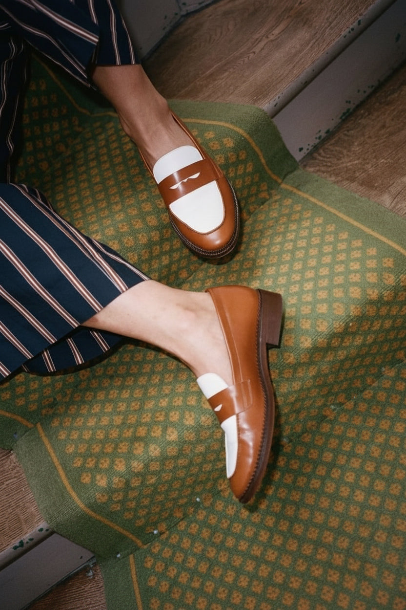 Mocasines penny bicolor clásicos marrón y blanco de piel sintética