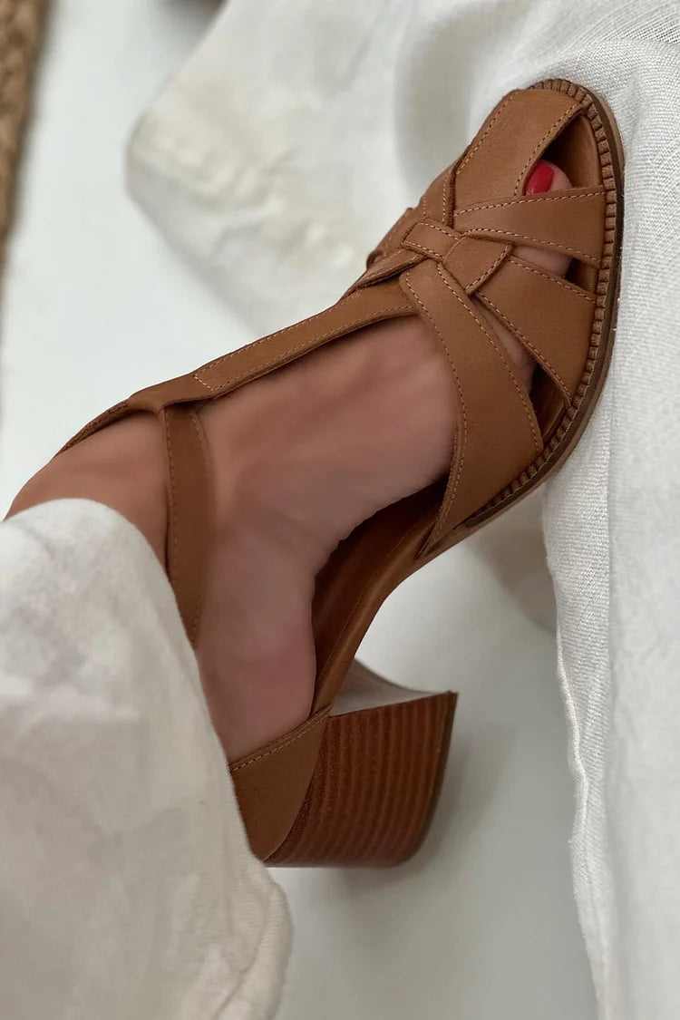 Tacones anchos cut-out trenzados Marrón con hebilla y tira en T