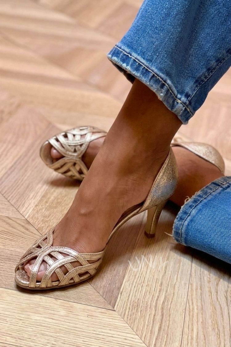 Tacones medios peep toe metalizados oro