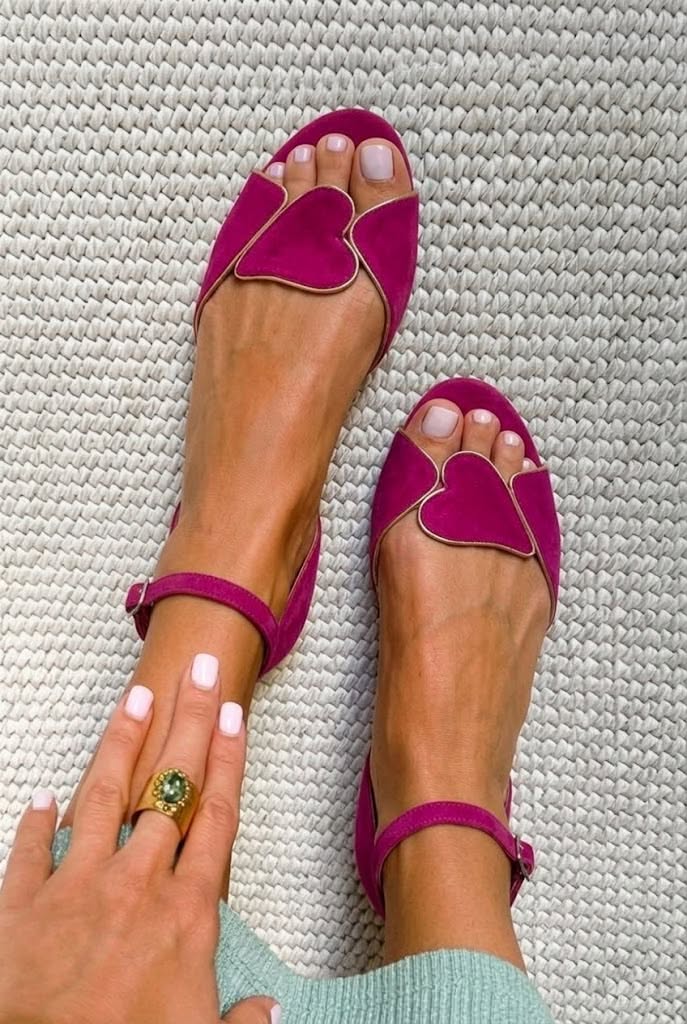 Sandalias de punta abierta bajas magenta con tira al tobillo y detalle de corazón