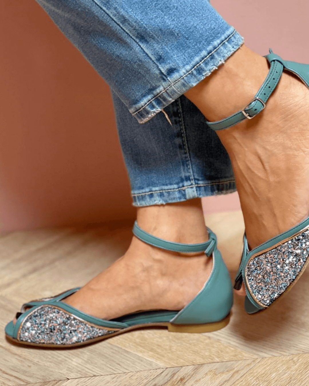 Sandalias peep toe con glitter patchwork con tira al tobillo y hebilla
