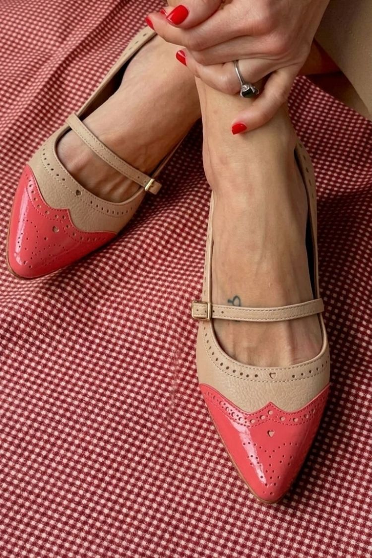 Tacones bajos color block blanco en punta con tira y hebilla en el empeine