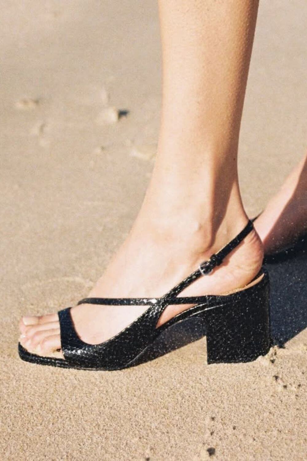 Sandalias metalizadas con tiras y tacón de bloque