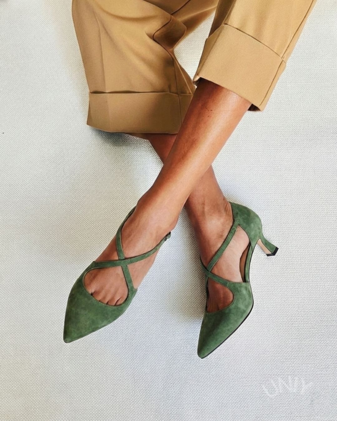 Zapatos de salón en punta con tiras cruzadas