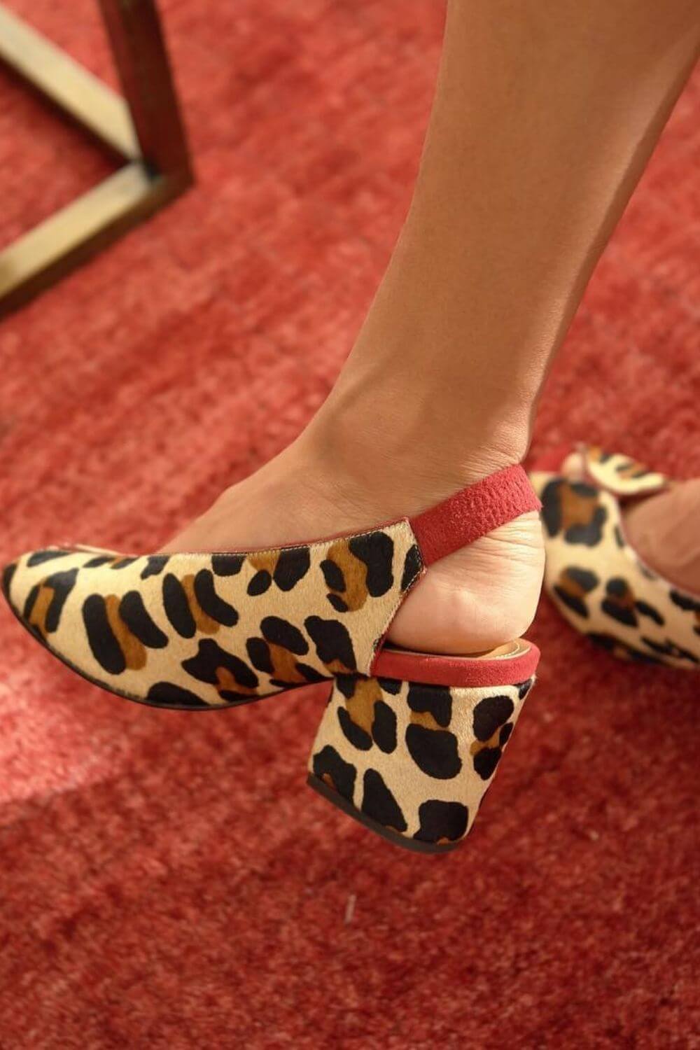 Tacones anchos slingback peep toe estampado leopardo refinados caqui