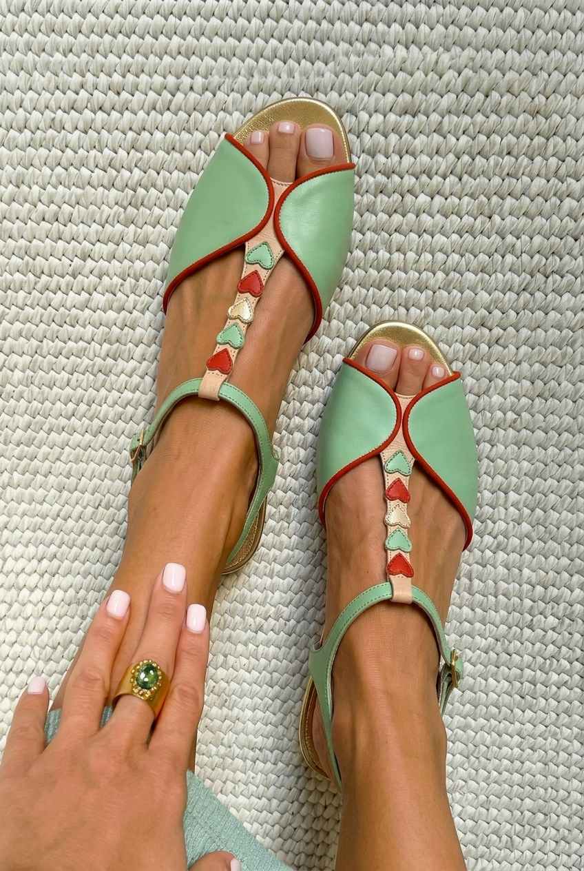 Sandalias slingback peep toe bajas con detalle de corazón