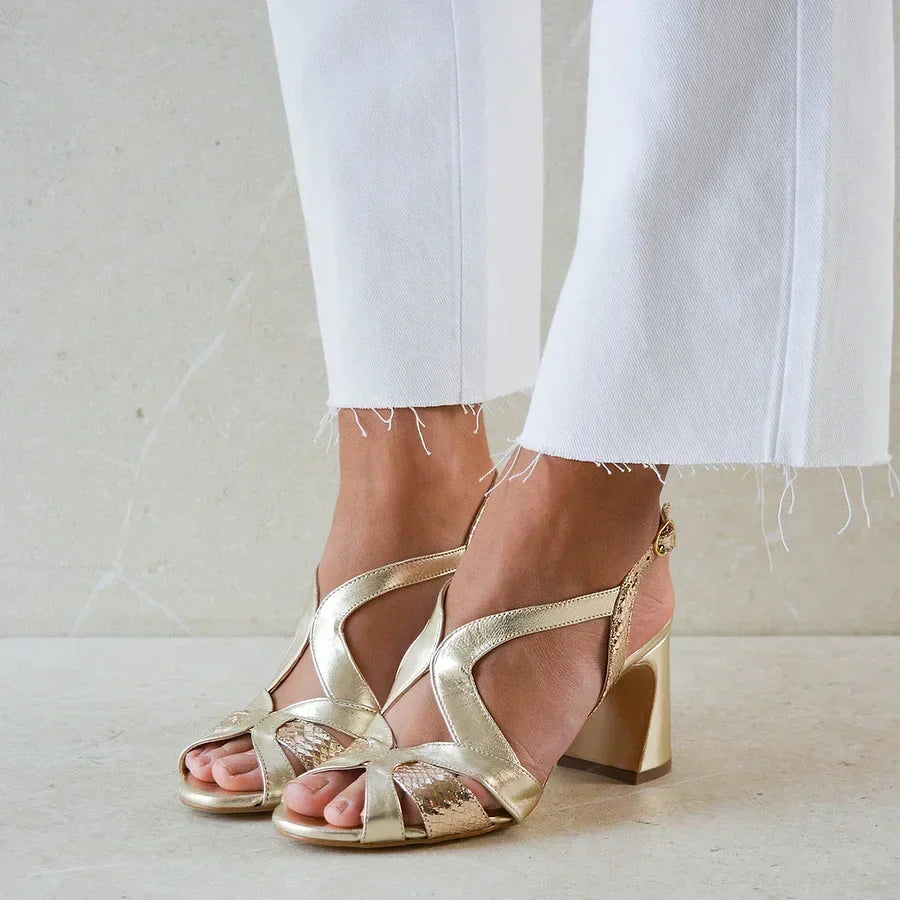 Tacones anchos cut-out peep toe brillantes de diseño irregular