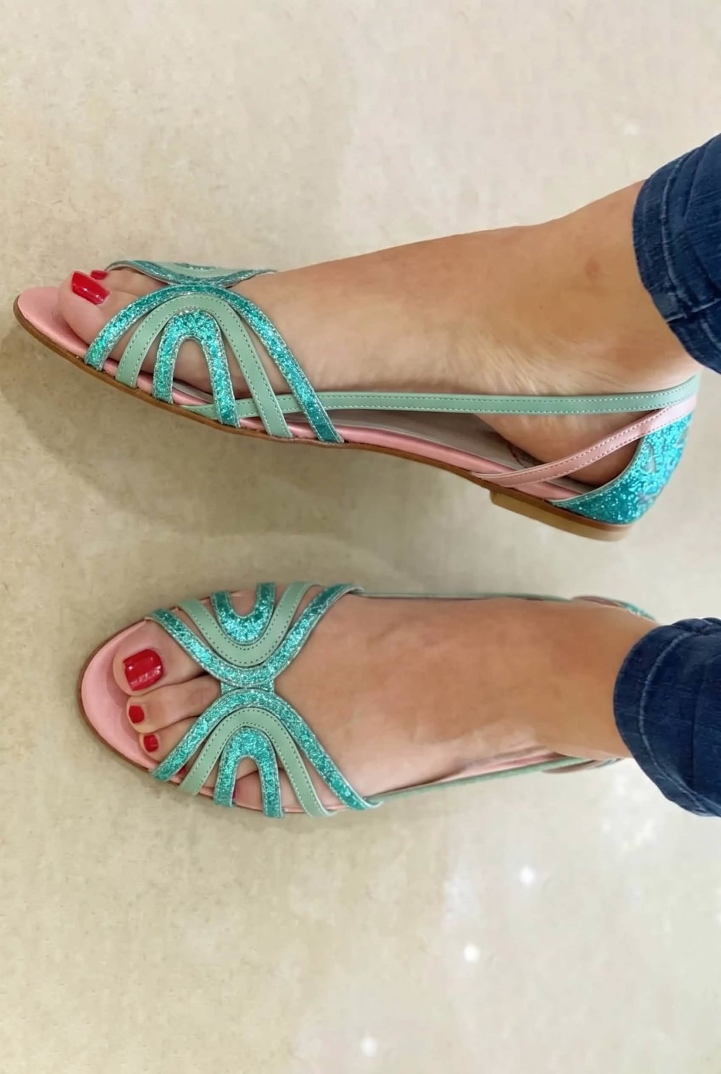 Sandalias cut-out peep toe brillantes metalizadas