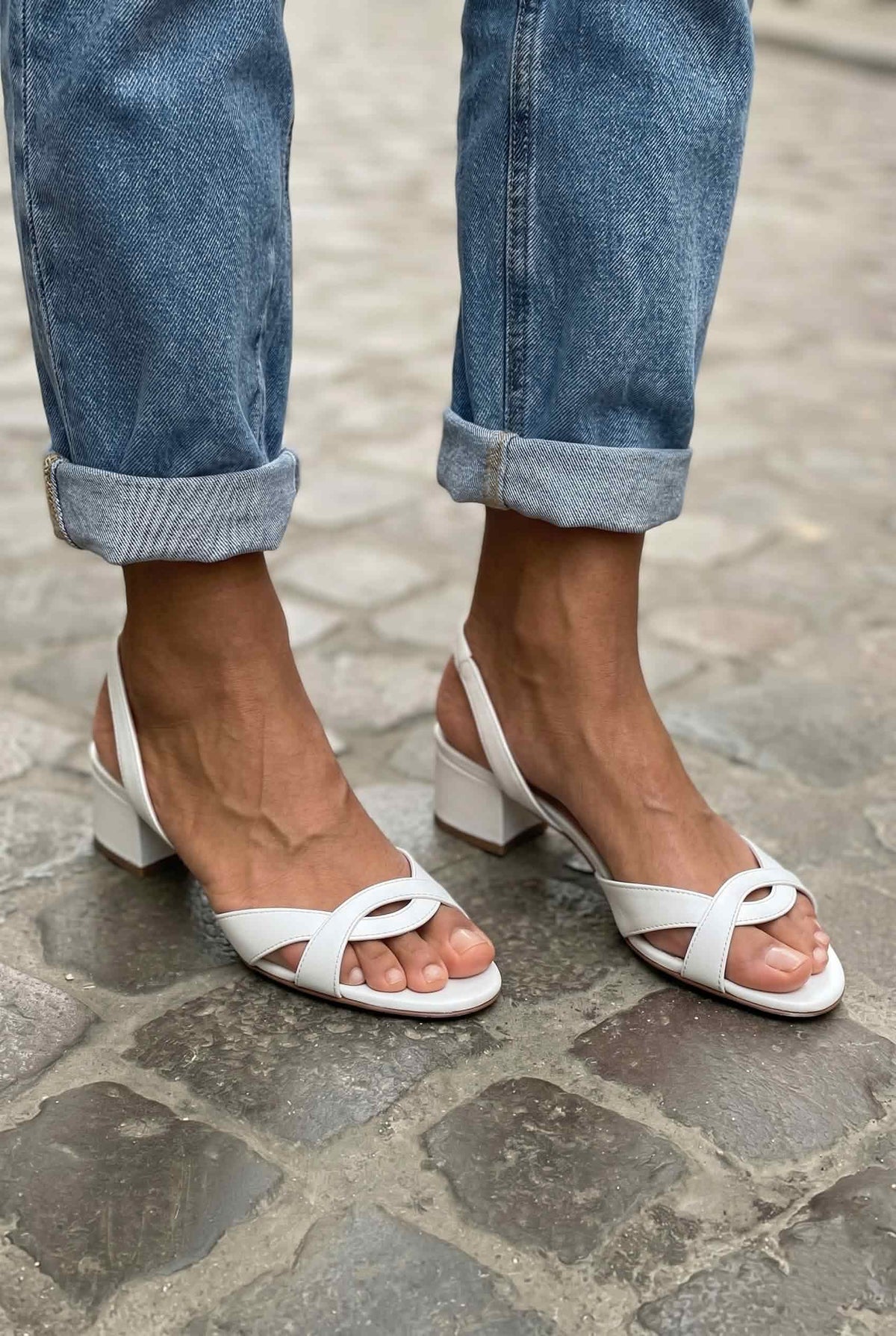 Sandalias de punta abierta con tiras cruzadas y tacón bajo de bloque