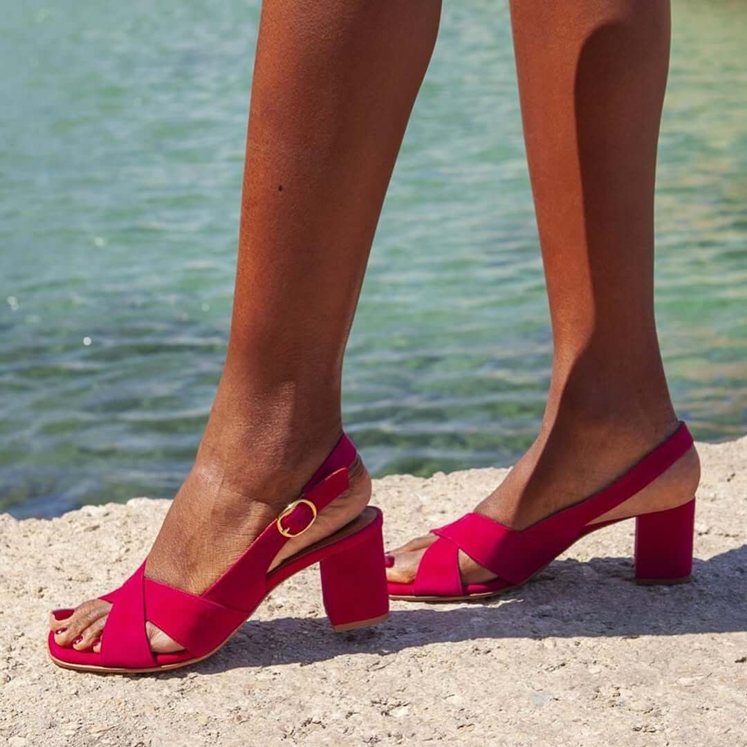 Sandalias slingback de ante con tiras cruzadas y tacón de bloque