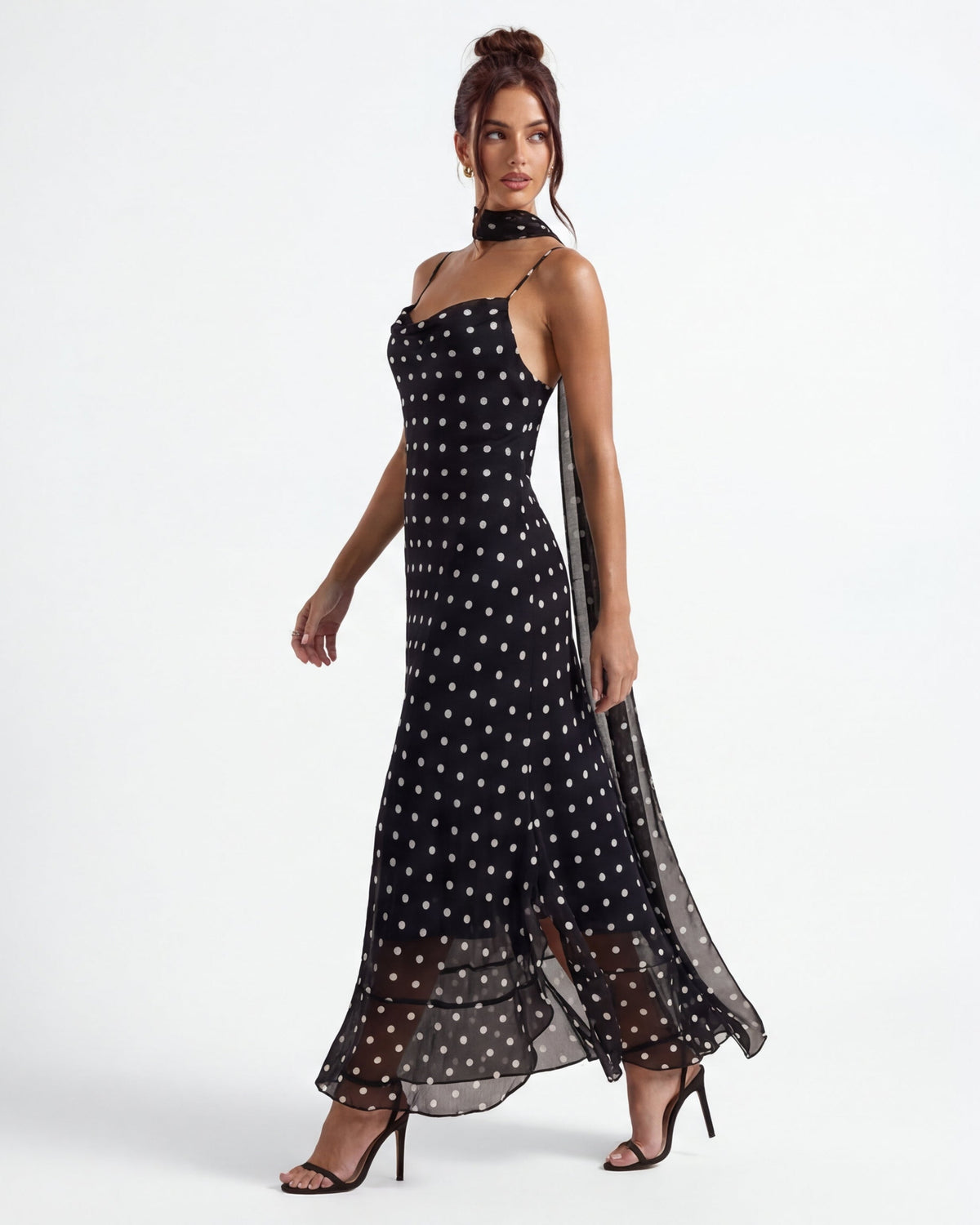 NOA | VESTIDO DE PUNTOS ELEGANTE CON CINTA EN EL CUELLO