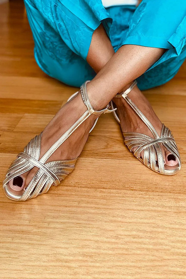 Sandalias peep toe brillantes bajas con tira en T