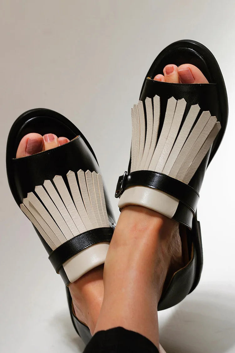Sandalias slip-on en punta redonda abierta en contraste con flecos