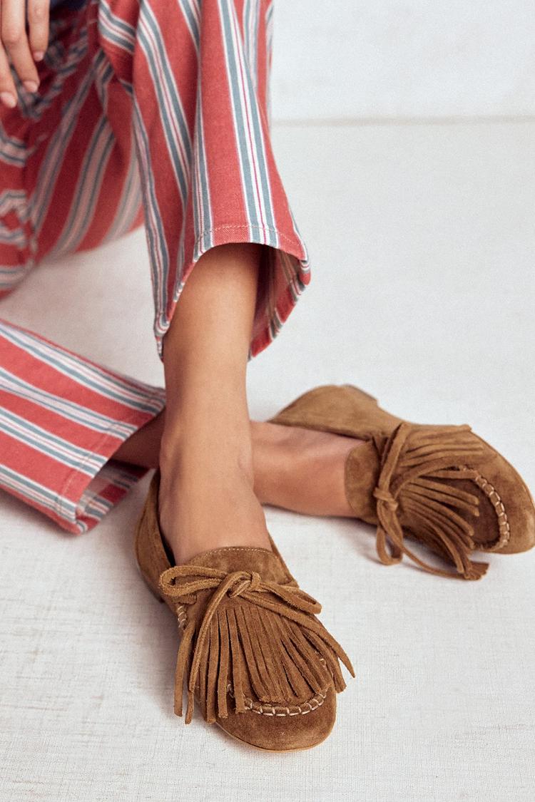 Mocasines Camel en punta redonda de color liso con flecos