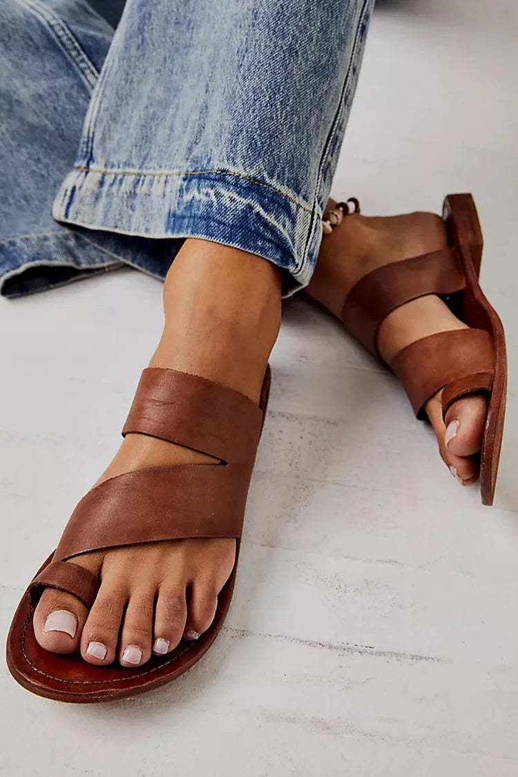 Sandalias cut-out esenciales asimétricas marrón con anillo al dedo