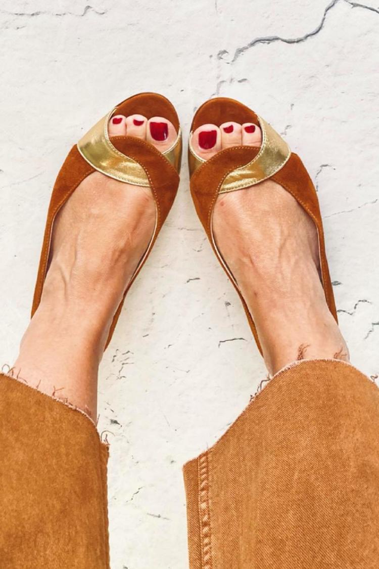 Sandalias de punta abierta color block casual marrón con banda retorcida
