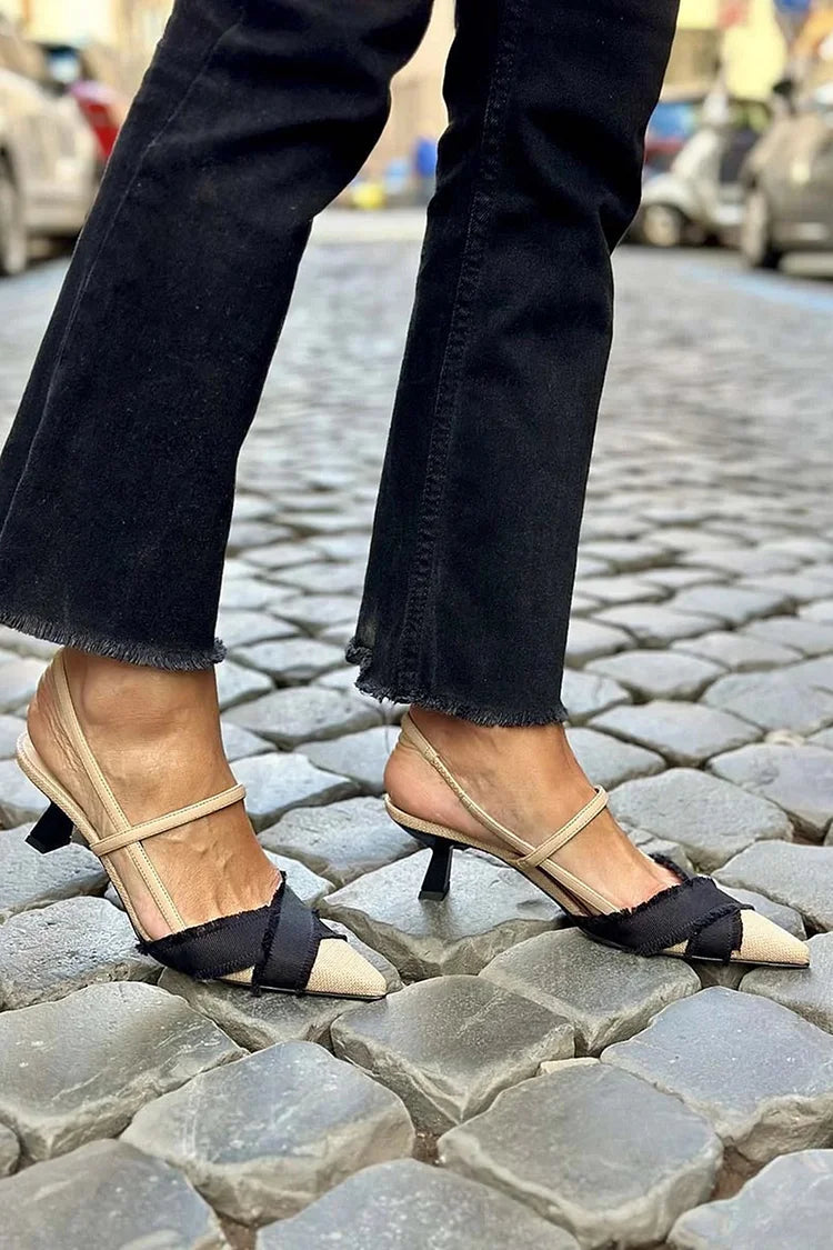 Sandalias de tacón slingback color block beige en punta con bordes vivos