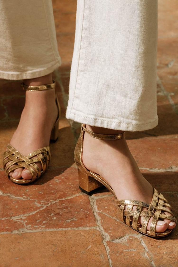 Tacones anchos peep toe trenzados Oro con tira al tobillo y hebilla