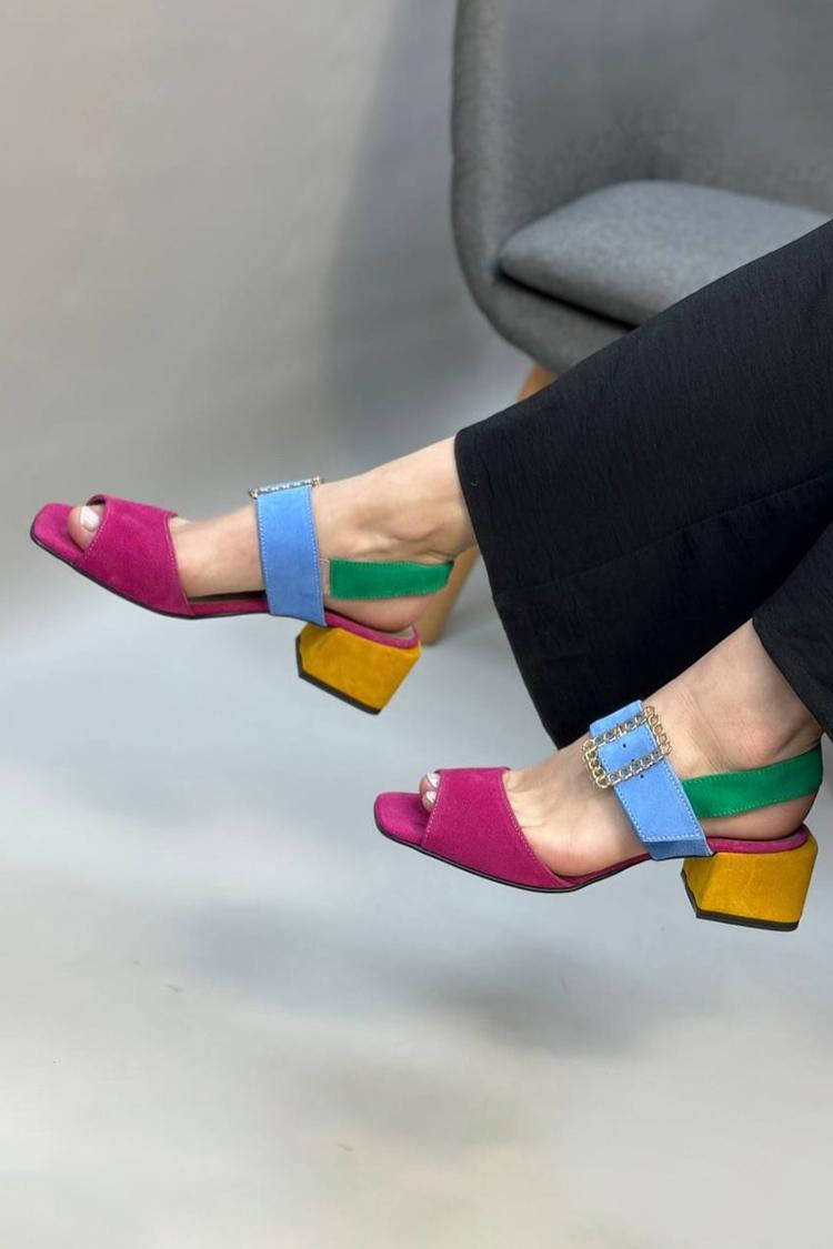 Tacones anchos multicolor y fucsia de punta cuadrada con tira y hebilla en el empeine