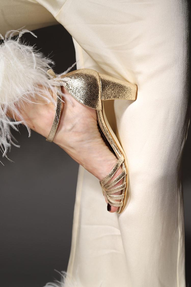 Tacones anchos peep toe brillantes metalizados Oro con tira al tobillo y hebilla