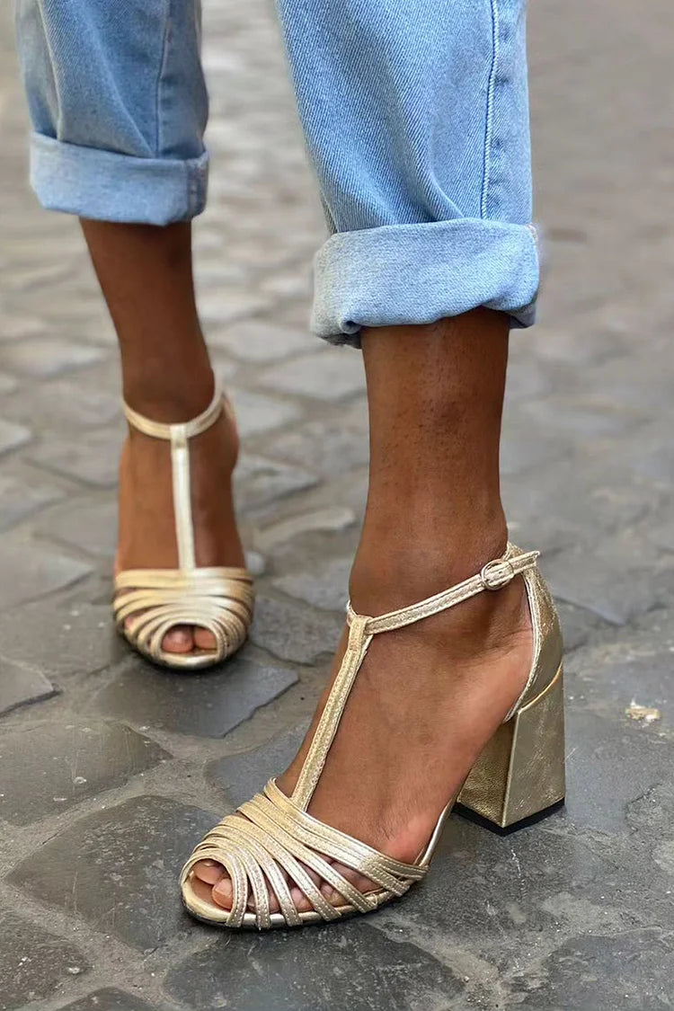 Tacones anchos peep toe con hebilla, tira en T y tiras