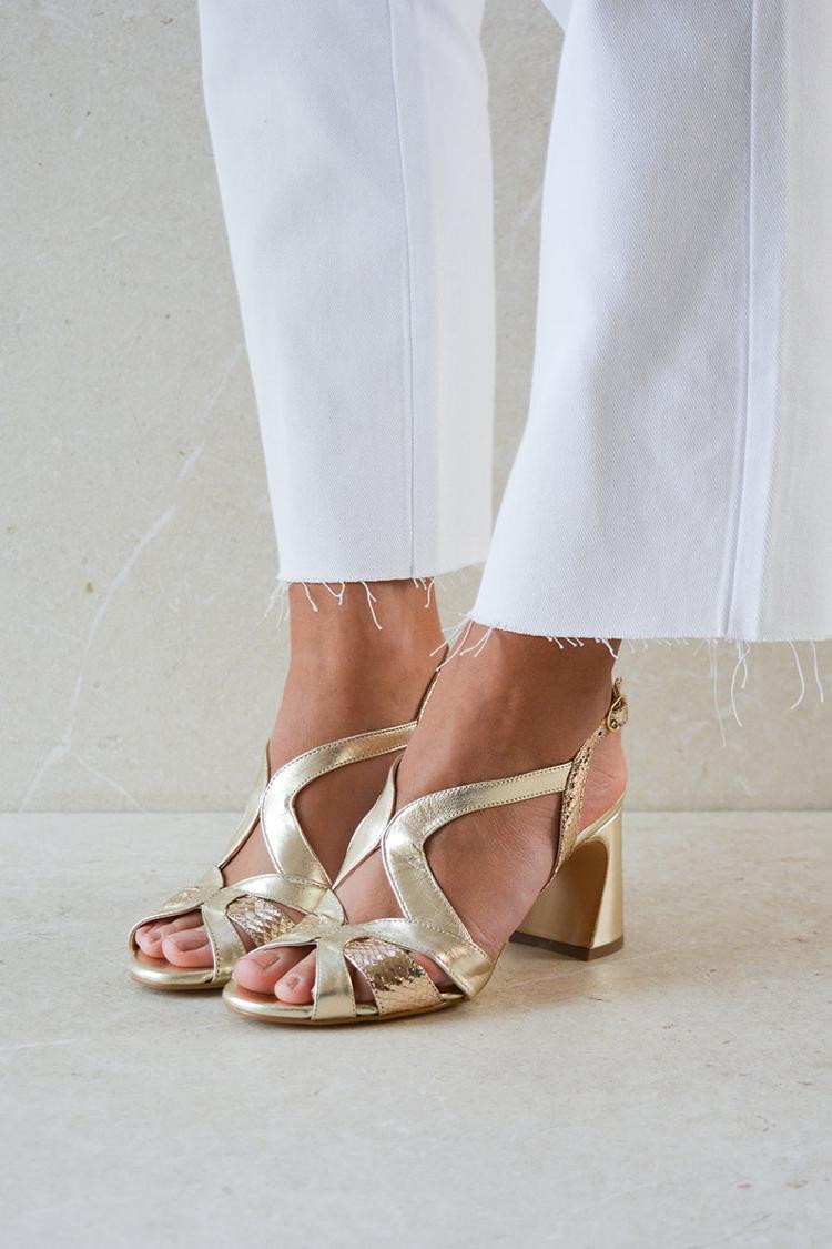 Tacones anchos cut-out peep toe brillantes de diseño irregular