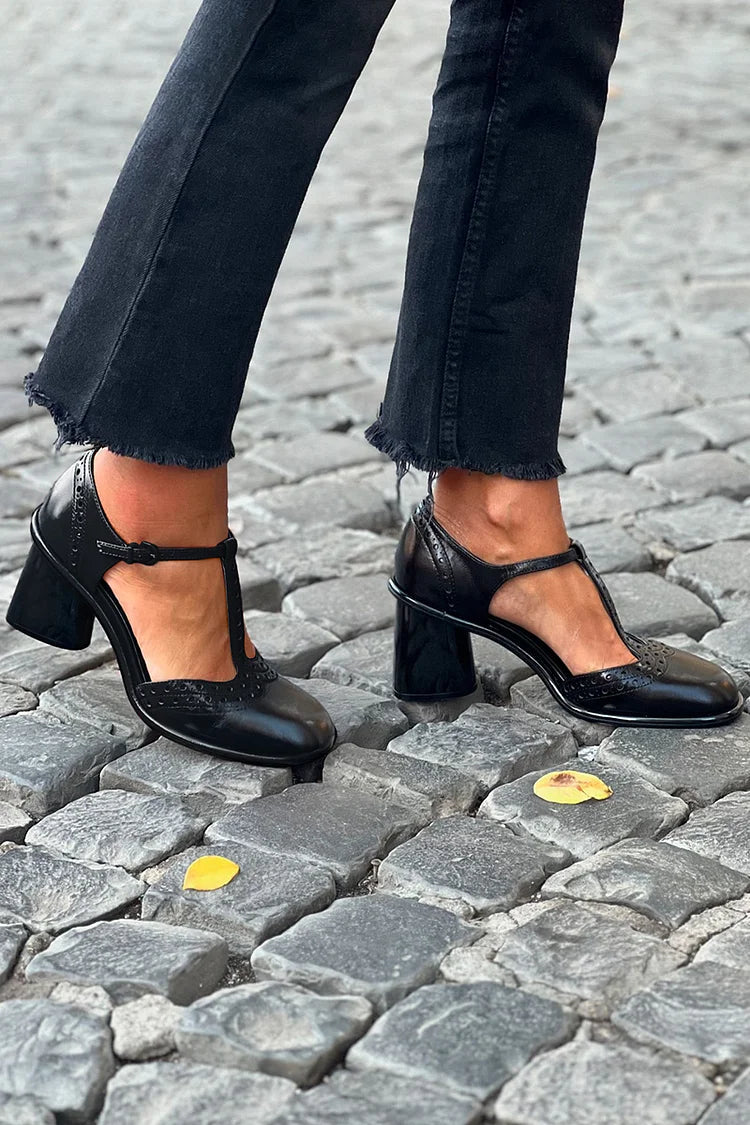 Tacones anchos negros de punta redonda, color liso, con hebilla y tira en T