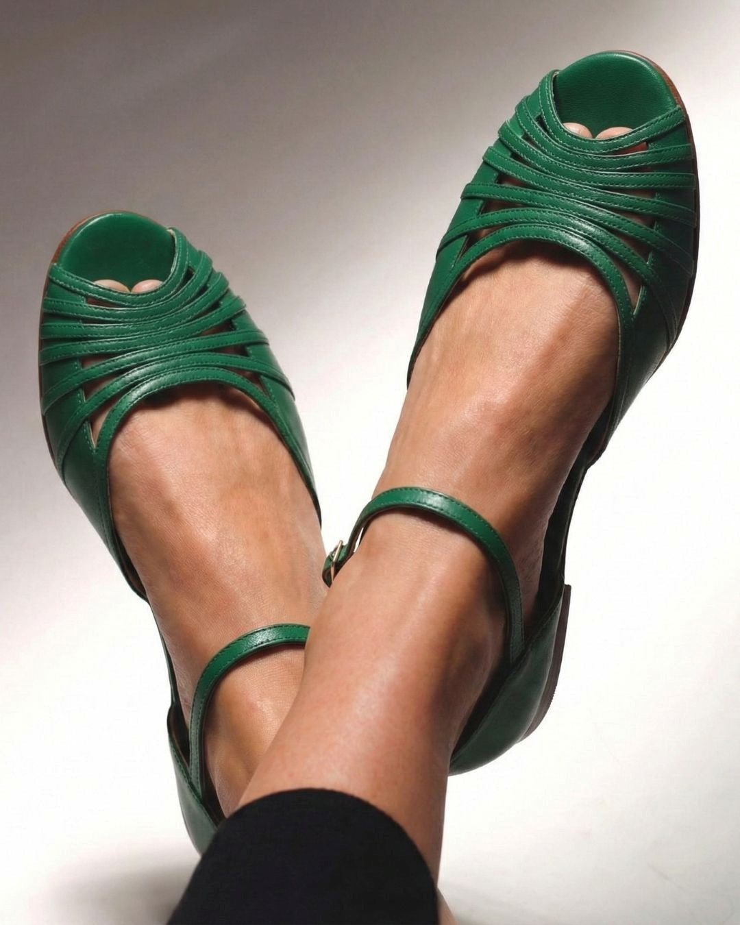 Sandalias peep toe trenzadas bajas Verde con tira al tobillo