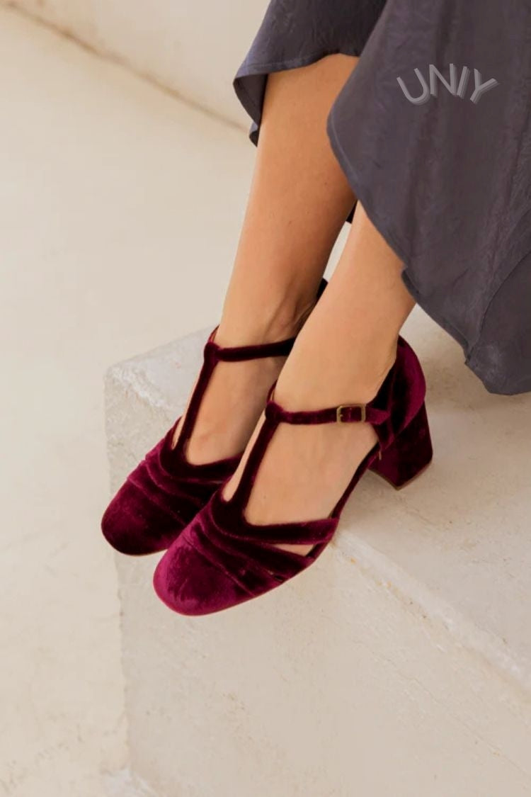 Tacones anchos cut-out de terciopelo con hebilla y tira en T