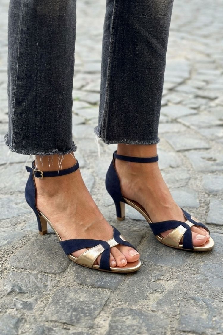 Tacones kitten chic oro champán y azul marino con tiras cruzadas