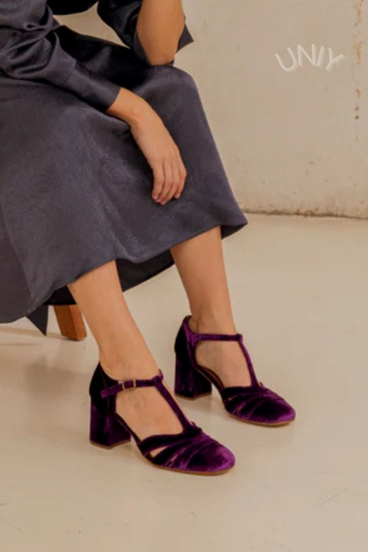 Tacones anchos cut-out de terciopelo con hebilla y tira en T