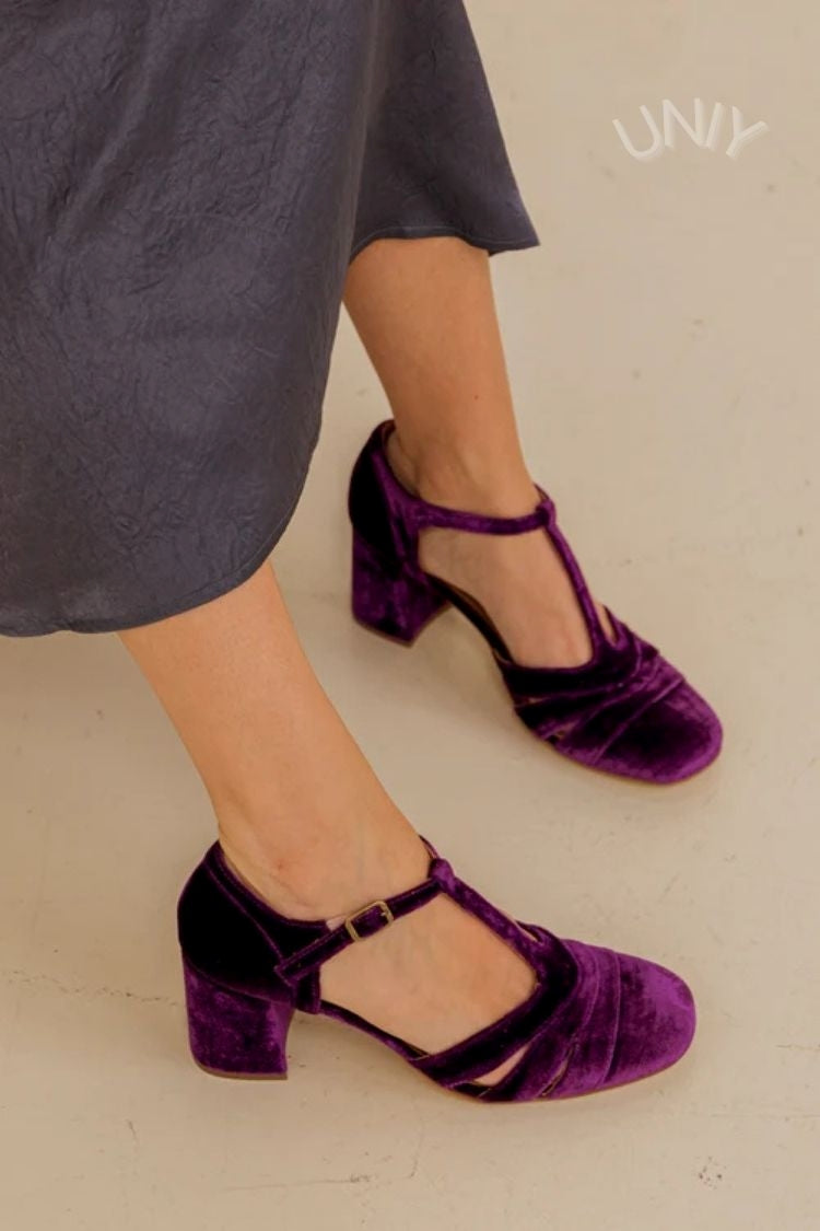 Tacones anchos cut-out de terciopelo con hebilla y tira en T