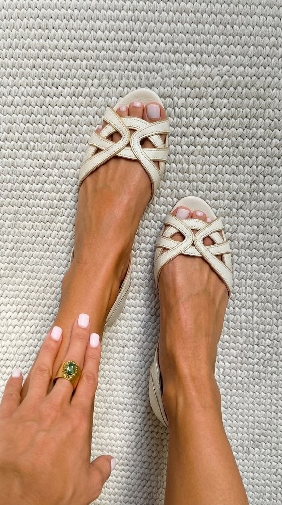 Sandalias cut-out bajas crema de punta abierta con talón cerrado