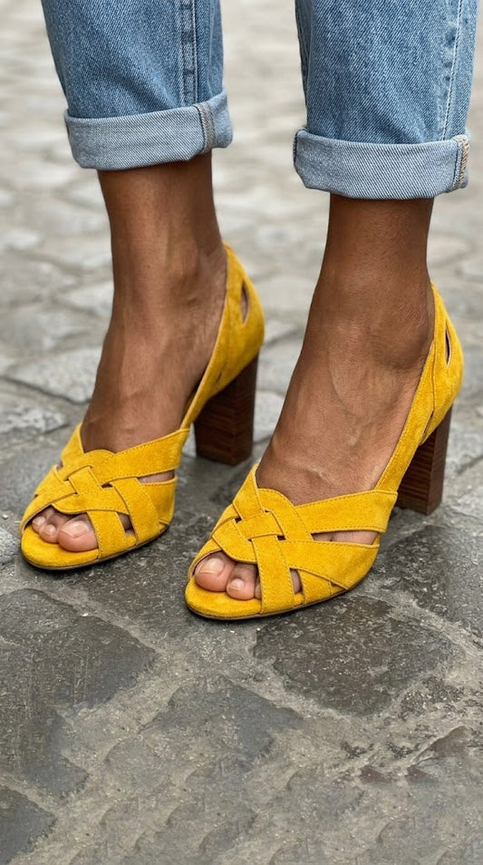 Tacones de bloque cut-out peep toe trenzados de ante Mostaza