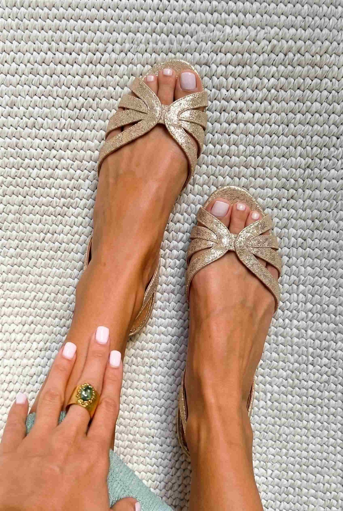 Sandalias slingback metalizadas bajas oro de punta abierta con tiras