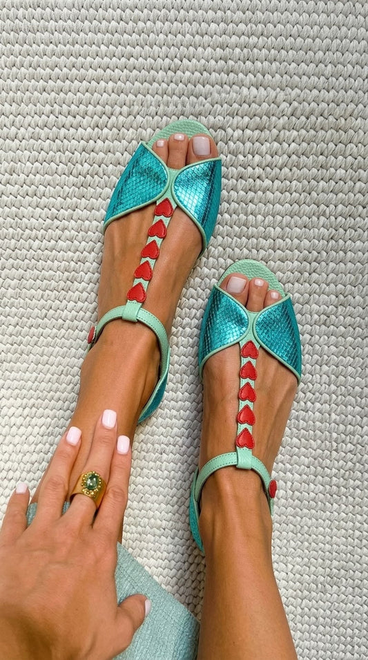 Sandalias peep toe bajas Petróleo y Rojo con tira en T y corazón