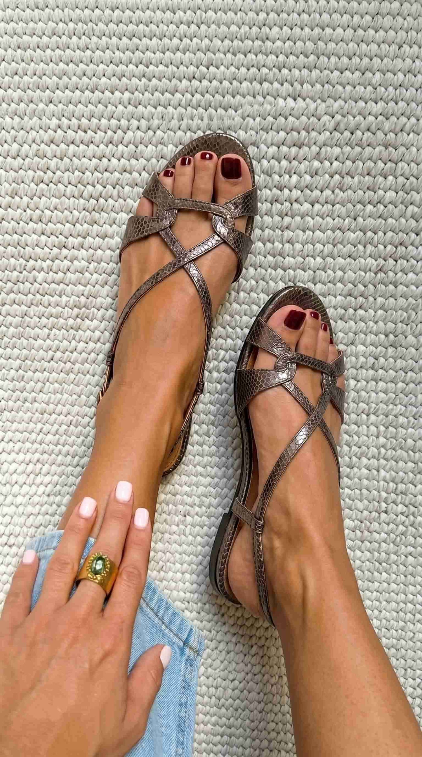 Sandalias slingback efecto serpiente bajas en bronce con punta abierta